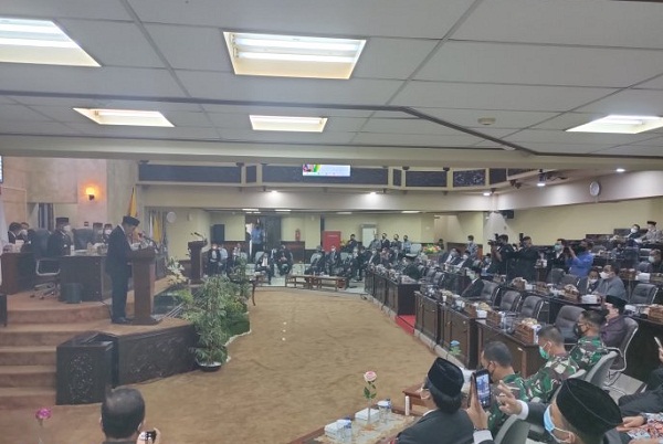 Anggota VI Badan Pemeriksa Keuangan Republik Indonesia Prof Harry Azhar Azis, MA, PhD, CSFA, CFrA, sedang memberi sambutan usai menyerahkan Laporan Hasil Pemeriksaan terhadap Laporan Keuangan