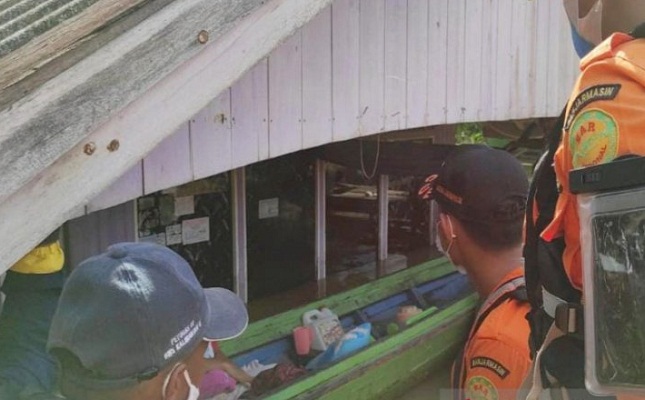 Basarnas dan tim SAR gabungan melakukan evakuasi korban terdampak banjir di Kecamatan Satui,