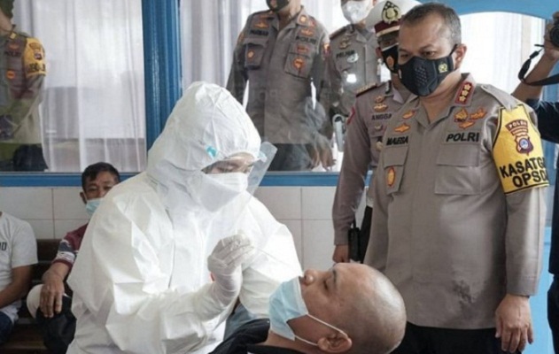 Direktur Lalu Lintas Polda Kalimantan Selatan Kombes Pol Maesa Soegriwo saat meninjau Pos Pengamanan Operasi Ketupat Intan di Kecamatan Satui Tanah Bumbu