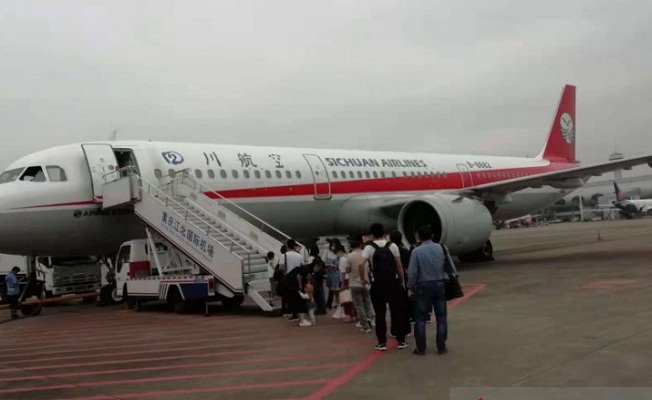 Ilustrasi - Para penumpang bersiap menaiki tangga pesawat Sichuan Airlines di Bandara Internasional Jiangbei, Kota Chongqing, China