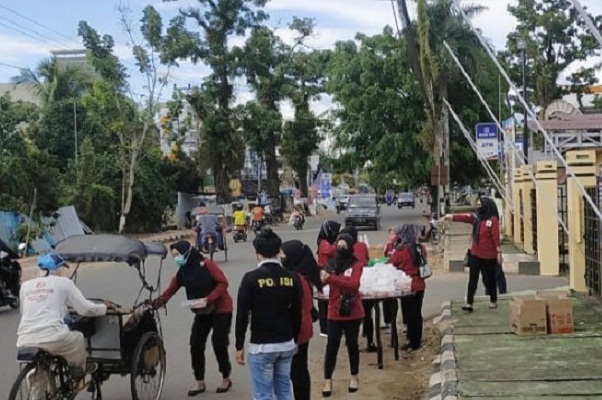 Jajaran Bhayangkari dan anggota Sat Reskrim Polres HST saat membagikan takjil kepada pengguna jalan di depan Mapolres