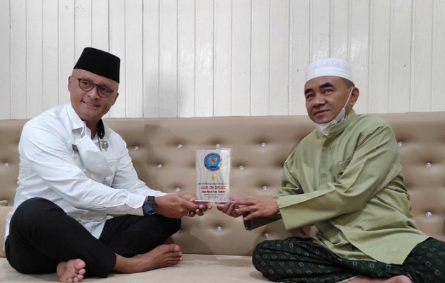 Kepala BNN Kalsel saat silaturahmi ke kediaman Guru Bakhiet di Barabai