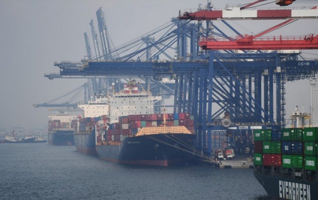 Suasana aktivitas bongkar muat di Pelabuhan Tanjung Priok