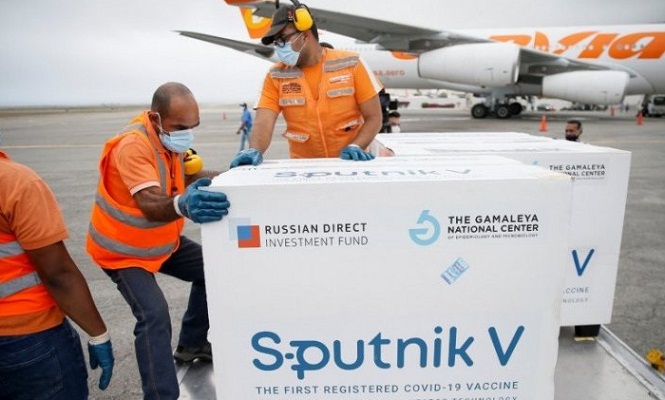 Rekerja berhati hati memindahkan vaksin Sputnik V dari Rusia, di bandara di Karakas, Venezuela