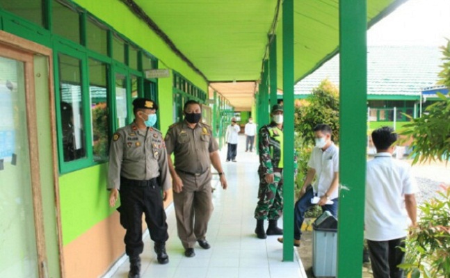 Anggota Satgas Pencegahan dan Penanganan COVID-19 Kabupaten HSU, Kalsel, melakukan peninjauan penerapan Prokes di MAN 4 di Kecamatan Babirik,