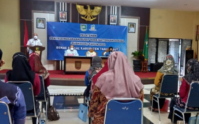 Asisten Bidang Pemerintahan Setdakab Tanah Laut Bambang Kusudarisman membuka Pelatihan Penyelenggaraan Pusat Kesejatraan