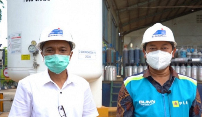 General Manager PLN Kalselteng Tonny Bellamy saat mengunjungi Industri Gas Samator untuk memastikan pasokan listrik pabrik oksigen tetap aman dan lancar.