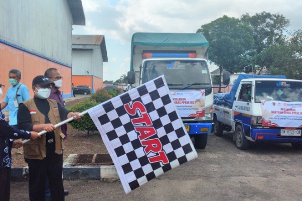 Pemimpin Wilayah Bolug Kalsel M Imran Rosidi didampingi Kepala Perwakilan BPKP Kalsel Rudi M Harahap melepas pendistribusian Beras PPKM 2021, di Gudang Bulog Kalsel