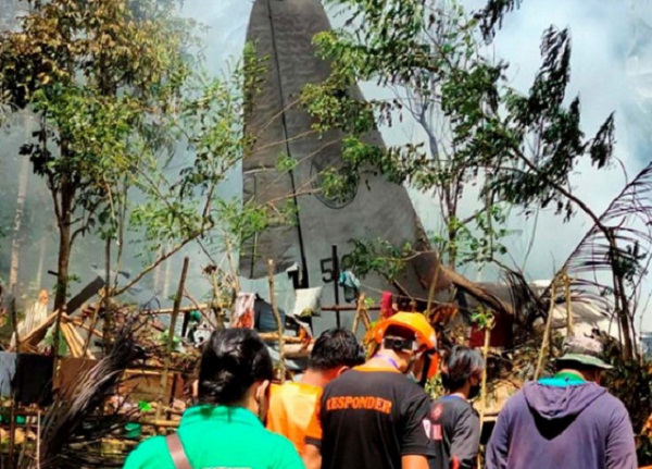 Petugas kesehatan membawa korban jatuhnya pesawat Lockheed C-130 Angkatan Udara Filipina di Patikul, provinsi Sulu, Filipina