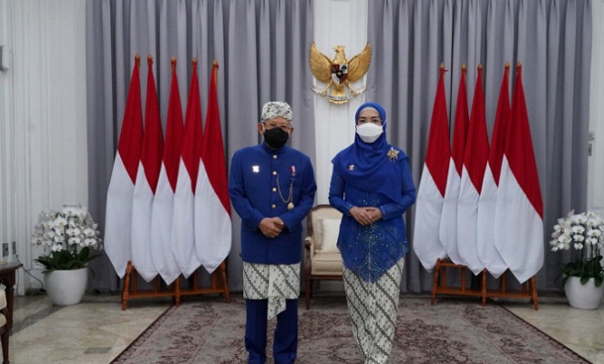 Wakil Presiden Ma'ruf Amin dan Wury Ma'ruf Amin mengenakan pakaian adat khas Sunda