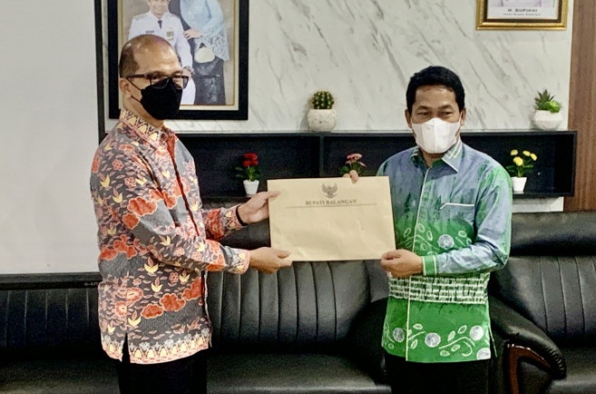 Bupati Balangan Abdul Hadi saat menyerahkan dokumen permohonan Unit Kerja Kantor