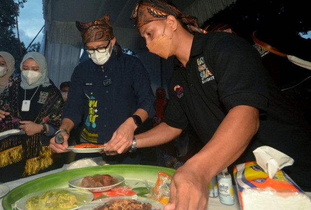 Menteri Pariwisata dan Ekonomi Kreatif Sandiaga Uno melihat kuliner yang ditawarkan peserta Anugerah Desa Wisata Indonesia 2021 di Kampung Minang Nagari Sumpu,